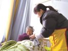 照顾婆家三病人，好儿媳用爱诠释孝道