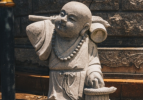 对能力比自己强的人，如何消除嫉妒心而能尊重对方？